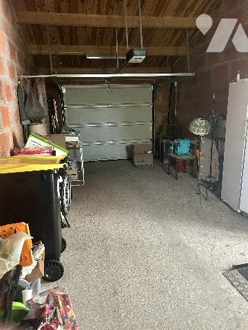 En centre-ville à proximité des commerces, maison récente de plain-pied avec garage et jardin clos.