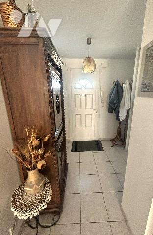 En centre-ville à proximité des commerces, maison récente de plain-pied avec garage et jardin clos.