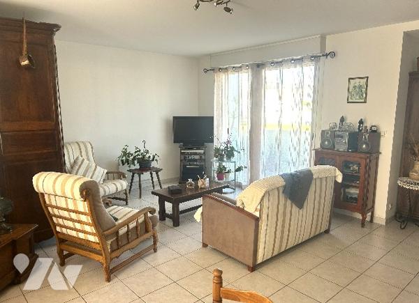 En centre-ville à proximité des commerces, maison récente de plain-pied avec garage et jardin clos.