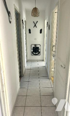 En centre-ville à proximité des commerces, maison récente de plain-pied avec garage et jardin clos.