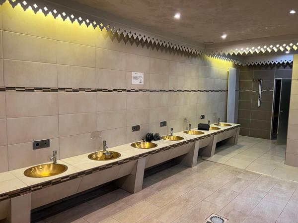 VENTE MURS LIBRE AVEC LOCATAIRE LOCAL COMMERCIAL EN MONO Propriété DE 230 M2 AVEC 2 PLACES DE PARKING IDEAL INVESTISSEUR