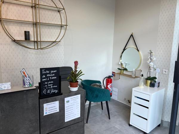 VENTE MURS LIBRE AVEC LOCATAIRE LOCAL COMMERCIAL EN MONO Propriété DE 230 M2 AVEC 2 PLACES DE PARKING IDEAL INVESTISSEUR