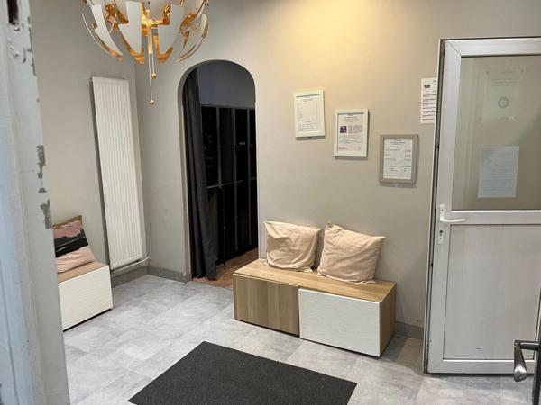 VENTE MURS LIBRE AVEC LOCATAIRE LOCAL COMMERCIAL EN MONO Propriété DE 230 M2 AVEC 2 PLACES DE PARKING IDEAL INVESTISSEUR