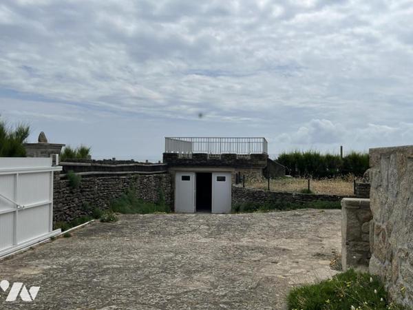 PROPRIETE ATYPIQUE EN FRONT DE MER