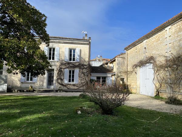 AUX PORTES D'ANGOULEME, commodités à proximité, belle maison charentaise avec piscine et parc