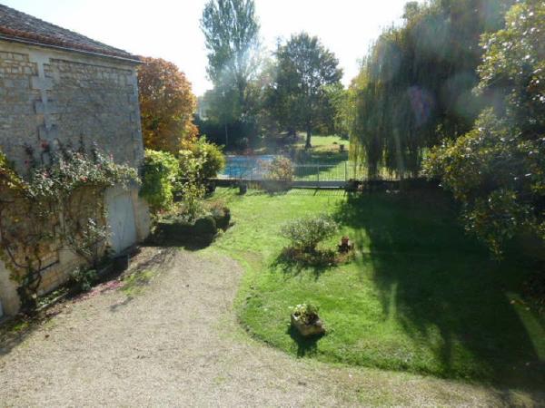 AUX PORTES D'ANGOULEME, commodités à proximité, belle maison charentaise avec piscine et parc
