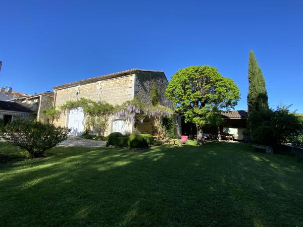 AUX PORTES D'ANGOULEME, commodités à proximité, belle maison charentaise avec piscine et parc
