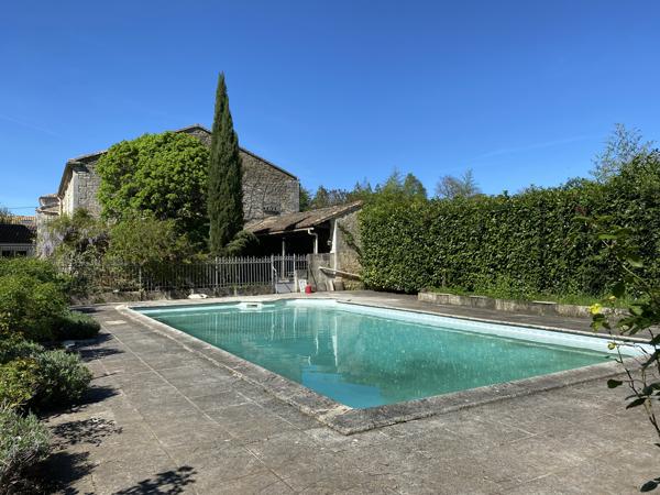 AUX PORTES D'ANGOULEME, commodités à proximité, belle maison charentaise avec piscine et parc