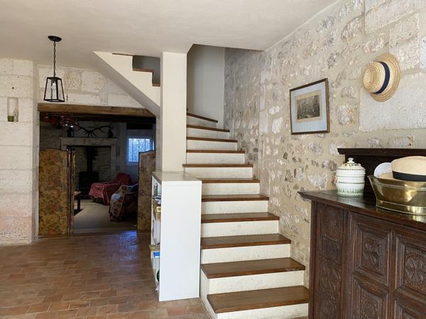 AUX PORTES D'ANGOULEME, commodités à proximité, belle maison charentaise avec piscine et parc