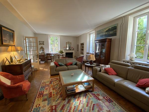 AUX PORTES D'ANGOULEME, commodités à proximité, belle maison charentaise avec piscine et parc