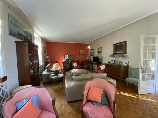 AUX PORTES D'ANGOULEME, commodités à proximité, belle maison charentaise avec piscine et parc