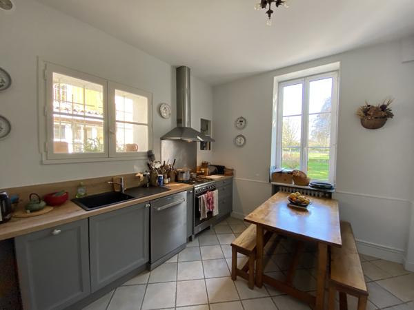 AUX PORTES D'ANGOULEME, commodités à proximité, belle maison charentaise avec piscine et parc