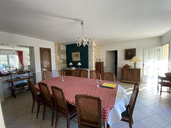 AUX PORTES D'ANGOULEME, commodités à proximité, belle maison charentaise avec piscine et parc