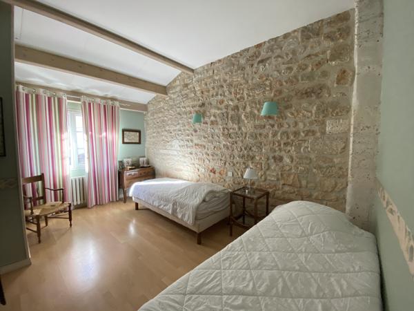 AUX PORTES D'ANGOULEME, commodités à proximité, belle maison charentaise avec piscine et parc