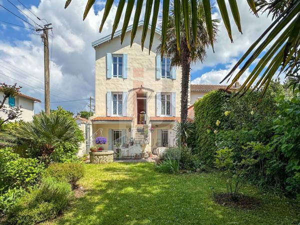 Belle maison ancienne en pierre avec jardin clos