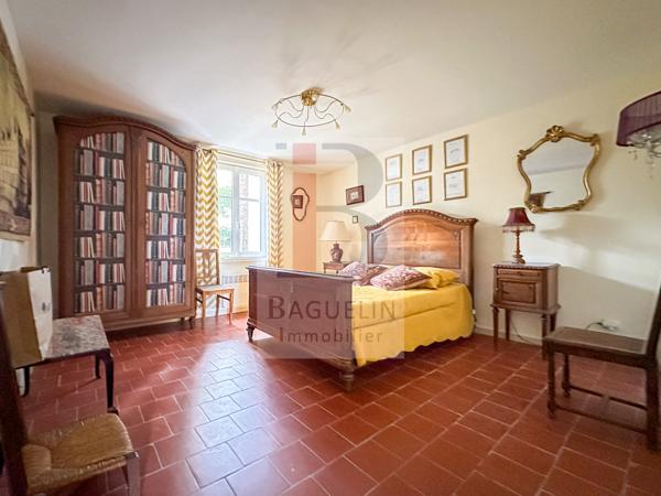 Belle maison ancienne en pierre avec jardin clos
