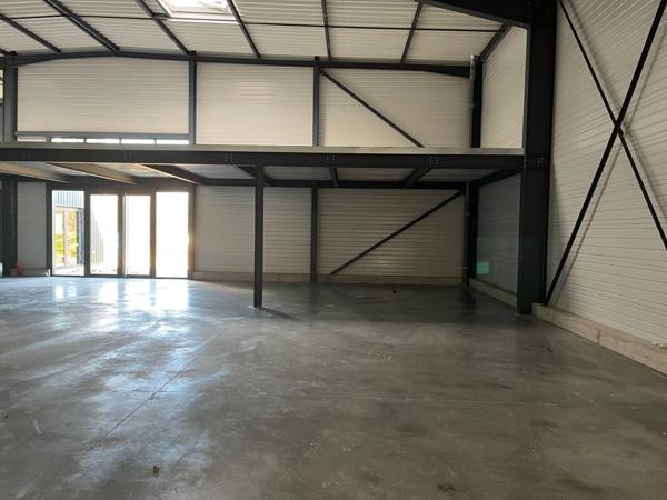 Local Commercial 430 m² à DAVEZIEUX à avec Mezzanine