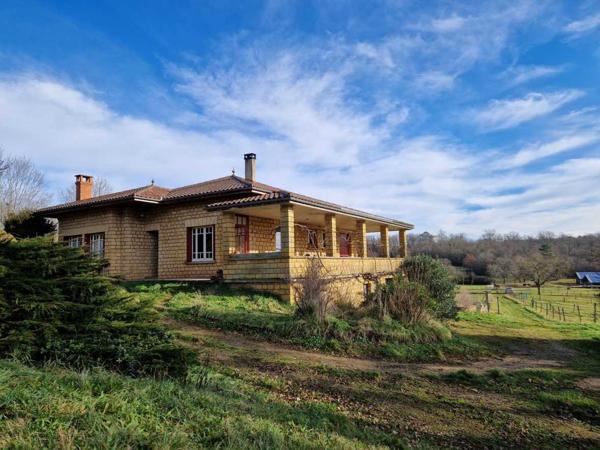 Maison ancienne - Belves Emplacement privilégié dominant des installations équestres de qualité pour cette maison à rénover