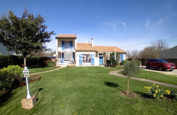PAVILLON 3 CHAMBRES, BUREAU ET DOUBLE GARAGE + PISCINE A MAGNE !