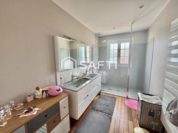 PAVILLON 3 CHAMBRES, BUREAU ET DOUBLE GARAGE + PISCINE A MAGNE !