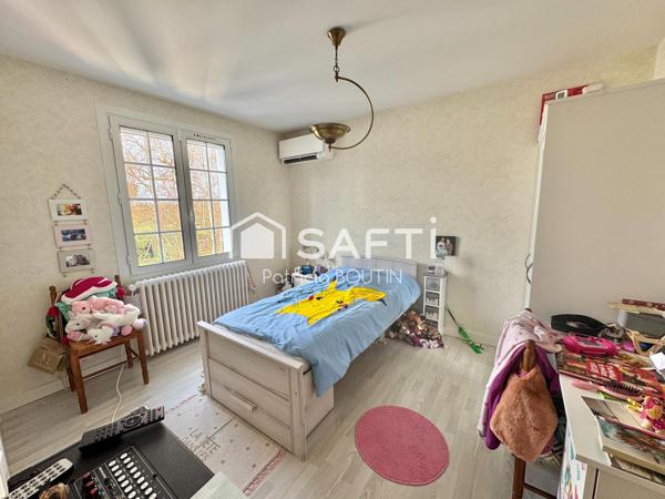PAVILLON 3 CHAMBRES, BUREAU ET DOUBLE GARAGE + PISCINE A MAGNE !