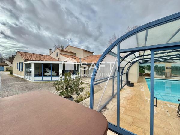 PAVILLON 3 CHAMBRES, BUREAU ET DOUBLE GARAGE + PISCINE A MAGNE !