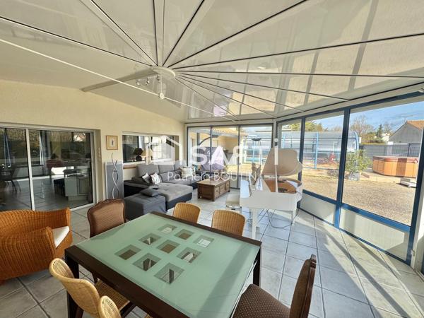 PAVILLON 3 CHAMBRES, BUREAU ET DOUBLE GARAGE + PISCINE A MAGNE !