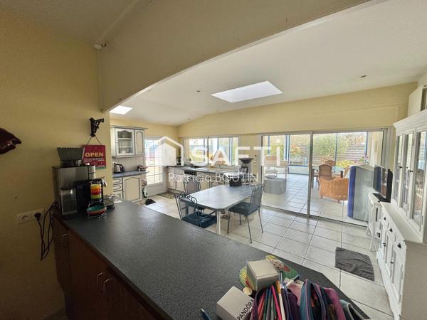 PAVILLON 3 CHAMBRES, BUREAU ET DOUBLE GARAGE + PISCINE A MAGNE !