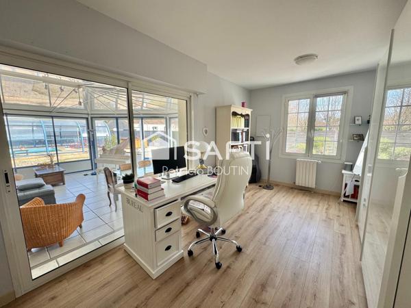 PAVILLON 3 CHAMBRES, BUREAU ET DOUBLE GARAGE + PISCINE A MAGNE !