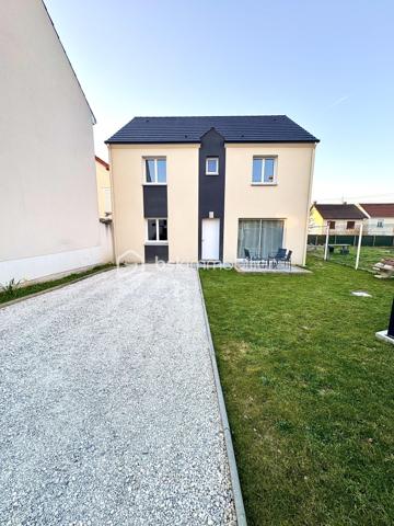 Rare sur le secteur, cette maison familiale réceptionnée en août 2024 offre environ 138 m² habitables, pour une surface de plancher de 142 m². Elle constitue une véritable alternative au neuf, sans délai de construction ni aléas de chantier.

Conforme à la norme RE2020, elle bénéficie de prestations actuelles et de garanties constructeur encore en cours.

Dès l’entrée, vous découvrirez une vaste pièce de vie traversante de plus de 52 m², ouverte sur une cuisine aménagée et équipée. Cet espace convivial, baigné de lumière grâce à ses grandes ouvertures, a été conçu pour répondre aux besoins du quotidien tout en offrant un cadre de vie agréable et fonctionnel.

Un cellier attenant complète cet ensemble.

Le rez-de-chaussée accueille une chambre avec salle d’eau privative, offrant une véritable possibilité de vie de plain-pied ou un espace indépendant selon vos besoins. Un WC indépendant est également présent à ce niveau.

À l’étage, le palier dessert quatre chambres supplémentaires, dont une suite parentale avec salle d’eau privative. Une salle de bains avec baignoire ainsi qu’un WC indépendant viennent compléter cet espace nuit.

À l’extérieur, la maison bénéficie d’un terrain clos d’environ 300 m² avec terrasse exposée plein sud, offrant un espace agréable pour profiter pleinement des beaux jours.

La maison bénéficie d’un DPE A et d’une consommation réelle de chauffage et d’eau chaude d’environ 770 € pour l’année 2025.

Les atouts du bien :

✔ Construction Bio’Bric réceptionnée en août 2024
✔ Norme RE2020
✔ Pompe à chaleur air/eau
✔ Grandes baies vitrées aluminium
✔ Huisseries double vitrage aluminium / PVC
✔ Volets roulants électriques
✔ Vide sanitaire d’environ 1,60 m de hauteur
✔ Garanties décennale, biennale et parfait achèvement en cours
✔ Plusieurs stationnements sur la parcelle
✔ Aucun travaux à prévoir

Une maison alliant confort, modernité et praticité au quotidien, idéalement située avec les écoles maternelle et élémentaire à moins de 100 mètres, le collège à environ 300 mètres, la gare à 375 mètres et les commerces de proximité accessibles en quelques minutes à pied.

Un cadre de vie recherché, où l’essentiel du quotidien peut se faire sans voiture.

À visiter sans tarder !

📞 Vous souhaitez plus de renseignements et/ou convenir d'une visite ? Contactez-moi, je suis disponible 7jours/7
** OUVERT A L'INTER-CABINET