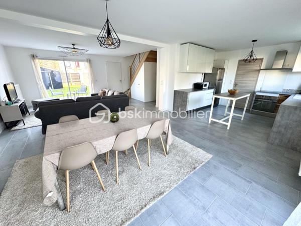 Rare sur le secteur, cette maison familiale réceptionnée en août 2024 offre environ 138 m² habitables, pour une surface de plancher de 142 m². Elle constitue une véritable alternative au neuf, sans délai de construction ni aléas de chantier.

Conforme à la norme RE2020, elle bénéficie de prestations actuelles et de garanties constructeur encore en cours.

Dès l’entrée, vous découvrirez une vaste pièce de vie traversante de plus de 52 m², ouverte sur une cuisine aménagée et équipée. Cet espace convivial, baigné de lumière grâce à ses grandes ouvertures, a été conçu pour répondre aux besoins du quotidien tout en offrant un cadre de vie agréable et fonctionnel.

Un cellier attenant complète cet ensemble.

Le rez-de-chaussée accueille une chambre avec salle d’eau privative, offrant une véritable possibilité de vie de plain-pied ou un espace indépendant selon vos besoins. Un WC indépendant est également présent à ce niveau.

À l’étage, le palier dessert quatre chambres supplémentaires, dont une suite parentale avec salle d’eau privative. Une salle de bains avec baignoire ainsi qu’un WC indépendant viennent compléter cet espace nuit.

À l’extérieur, la maison bénéficie d’un terrain clos d’environ 300 m² avec terrasse exposée plein sud, offrant un espace agréable pour profiter pleinement des beaux jours.

La maison bénéficie d’un DPE A et d’une consommation réelle de chauffage et d’eau chaude d’environ 770 € pour l’année 2025.

Les atouts du bien :

✔ Construction Bio’Bric réceptionnée en août 2024
✔ Norme RE2020
✔ Pompe à chaleur air/eau
✔ Grandes baies vitrées aluminium
✔ Huisseries double vitrage aluminium / PVC
✔ Volets roulants électriques
✔ Vide sanitaire d’environ 1,60 m de hauteur
✔ Garanties décennale, biennale et parfait achèvement en cours
✔ Plusieurs stationnements sur la parcelle
✔ Aucun travaux à prévoir

Une maison alliant confort, modernité et praticité au quotidien, idéalement située avec les écoles maternelle et élémentaire à moins de 100 mètres, le collège à environ 300 mètres, la gare à 375 mètres et les commerces de proximité accessibles en quelques minutes à pied.

Un cadre de vie recherché, où l’essentiel du quotidien peut se faire sans voiture.

À visiter sans tarder !

📞 Vous souhaitez plus de renseignements et/ou convenir d'une visite ? Contactez-moi, je suis disponible 7jours/7
** OUVERT A L'INTER-CABINET