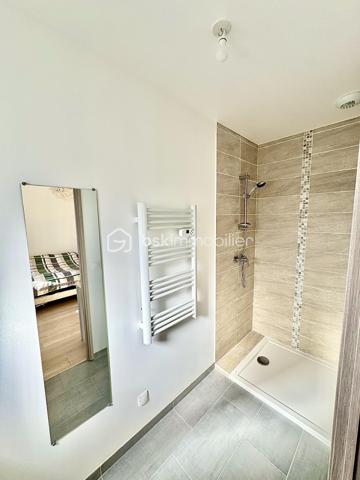 Rare sur le secteur, cette maison familiale réceptionnée en août 2024 offre environ 138 m² habitables, pour une surface de plancher de 142 m². Elle constitue une véritable alternative au neuf, sans délai de construction ni aléas de chantier.

Conforme à la norme RE2020, elle bénéficie de prestations actuelles et de garanties constructeur encore en cours.

Dès l’entrée, vous découvrirez une vaste pièce de vie traversante de plus de 52 m², ouverte sur une cuisine aménagée et équipée. Cet espace convivial, baigné de lumière grâce à ses grandes ouvertures, a été conçu pour répondre aux besoins du quotidien tout en offrant un cadre de vie agréable et fonctionnel.

Un cellier attenant complète cet ensemble.

Le rez-de-chaussée accueille une chambre avec salle d’eau privative, offrant une véritable possibilité de vie de plain-pied ou un espace indépendant selon vos besoins. Un WC indépendant est également présent à ce niveau.

À l’étage, le palier dessert quatre chambres supplémentaires, dont une suite parentale avec salle d’eau privative. Une salle de bains avec baignoire ainsi qu’un WC indépendant viennent compléter cet espace nuit.

À l’extérieur, la maison bénéficie d’un terrain clos d’environ 300 m² avec terrasse exposée plein sud, offrant un espace agréable pour profiter pleinement des beaux jours.

La maison bénéficie d’un DPE A et d’une consommation réelle de chauffage et d’eau chaude d’environ 770 € pour l’année 2025.

Les atouts du bien :

✔ Construction Bio’Bric réceptionnée en août 2024
✔ Norme RE2020
✔ Pompe à chaleur air/eau
✔ Grandes baies vitrées aluminium
✔ Huisseries double vitrage aluminium / PVC
✔ Volets roulants électriques
✔ Vide sanitaire d’environ 1,60 m de hauteur
✔ Garanties décennale, biennale et parfait achèvement en cours
✔ Plusieurs stationnements sur la parcelle
✔ Aucun travaux à prévoir

Une maison alliant confort, modernité et praticité au quotidien, idéalement située avec les écoles maternelle et élémentaire à moins de 100 mètres, le collège à environ 300 mètres, la gare à 375 mètres et les commerces de proximité accessibles en quelques minutes à pied.

Un cadre de vie recherché, où l’essentiel du quotidien peut se faire sans voiture.

À visiter sans tarder !

📞 Vous souhaitez plus de renseignements et/ou convenir d'une visite ? Contactez-moi, je suis disponible 7jours/7
** OUVERT A L'INTER-CABINET
