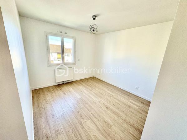 Rare sur le secteur, cette maison familiale réceptionnée en août 2024 offre environ 138 m² habitables, pour une surface de plancher de 142 m². Elle constitue une véritable alternative au neuf, sans délai de construction ni aléas de chantier.

Conforme à la norme RE2020, elle bénéficie de prestations actuelles et de garanties constructeur encore en cours.

Dès l’entrée, vous découvrirez une vaste pièce de vie traversante de plus de 52 m², ouverte sur une cuisine aménagée et équipée. Cet espace convivial, baigné de lumière grâce à ses grandes ouvertures, a été conçu pour répondre aux besoins du quotidien tout en offrant un cadre de vie agréable et fonctionnel.

Un cellier attenant complète cet ensemble.

Le rez-de-chaussée accueille une chambre avec salle d’eau privative, offrant une véritable possibilité de vie de plain-pied ou un espace indépendant selon vos besoins. Un WC indépendant est également présent à ce niveau.

À l’étage, le palier dessert quatre chambres supplémentaires, dont une suite parentale avec salle d’eau privative. Une salle de bains avec baignoire ainsi qu’un WC indépendant viennent compléter cet espace nuit.

À l’extérieur, la maison bénéficie d’un terrain clos d’environ 300 m² avec terrasse exposée plein sud, offrant un espace agréable pour profiter pleinement des beaux jours.

La maison bénéficie d’un DPE A et d’une consommation réelle de chauffage et d’eau chaude d’environ 770 € pour l’année 2025.

Les atouts du bien :

✔ Construction Bio’Bric réceptionnée en août 2024
✔ Norme RE2020
✔ Pompe à chaleur air/eau
✔ Grandes baies vitrées aluminium
✔ Huisseries double vitrage aluminium / PVC
✔ Volets roulants électriques
✔ Vide sanitaire d’environ 1,60 m de hauteur
✔ Garanties décennale, biennale et parfait achèvement en cours
✔ Plusieurs stationnements sur la parcelle
✔ Aucun travaux à prévoir

Une maison alliant confort, modernité et praticité au quotidien, idéalement située avec les écoles maternelle et élémentaire à moins de 100 mètres, le collège à environ 300 mètres, la gare à 375 mètres et les commerces de proximité accessibles en quelques minutes à pied.

Un cadre de vie recherché, où l’essentiel du quotidien peut se faire sans voiture.

À visiter sans tarder !

📞 Vous souhaitez plus de renseignements et/ou convenir d'une visite ? Contactez-moi, je suis disponible 7jours/7
** OUVERT A L'INTER-CABINET