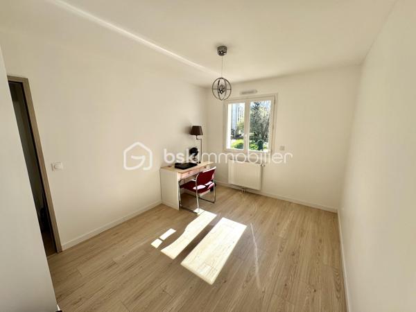 Rare sur le secteur, cette maison familiale réceptionnée en août 2024 offre environ 138 m² habitables, pour une surface de plancher de 142 m². Elle constitue une véritable alternative au neuf, sans délai de construction ni aléas de chantier.

Conforme à la norme RE2020, elle bénéficie de prestations actuelles et de garanties constructeur encore en cours.

Dès l’entrée, vous découvrirez une vaste pièce de vie traversante de plus de 52 m², ouverte sur une cuisine aménagée et équipée. Cet espace convivial, baigné de lumière grâce à ses grandes ouvertures, a été conçu pour répondre aux besoins du quotidien tout en offrant un cadre de vie agréable et fonctionnel.

Un cellier attenant complète cet ensemble.

Le rez-de-chaussée accueille une chambre avec salle d’eau privative, offrant une véritable possibilité de vie de plain-pied ou un espace indépendant selon vos besoins. Un WC indépendant est également présent à ce niveau.

À l’étage, le palier dessert quatre chambres supplémentaires, dont une suite parentale avec salle d’eau privative. Une salle de bains avec baignoire ainsi qu’un WC indépendant viennent compléter cet espace nuit.

À l’extérieur, la maison bénéficie d’un terrain clos d’environ 300 m² avec terrasse exposée plein sud, offrant un espace agréable pour profiter pleinement des beaux jours.

La maison bénéficie d’un DPE A et d’une consommation réelle de chauffage et d’eau chaude d’environ 770 € pour l’année 2025.

Les atouts du bien :

✔ Construction Bio’Bric réceptionnée en août 2024
✔ Norme RE2020
✔ Pompe à chaleur air/eau
✔ Grandes baies vitrées aluminium
✔ Huisseries double vitrage aluminium / PVC
✔ Volets roulants électriques
✔ Vide sanitaire d’environ 1,60 m de hauteur
✔ Garanties décennale, biennale et parfait achèvement en cours
✔ Plusieurs stationnements sur la parcelle
✔ Aucun travaux à prévoir

Une maison alliant confort, modernité et praticité au quotidien, idéalement située avec les écoles maternelle et élémentaire à moins de 100 mètres, le collège à environ 300 mètres, la gare à 375 mètres et les commerces de proximité accessibles en quelques minutes à pied.

Un cadre de vie recherché, où l’essentiel du quotidien peut se faire sans voiture.

À visiter sans tarder !

📞 Vous souhaitez plus de renseignements et/ou convenir d'une visite ? Contactez-moi, je suis disponible 7jours/7
** OUVERT A L'INTER-CABINET