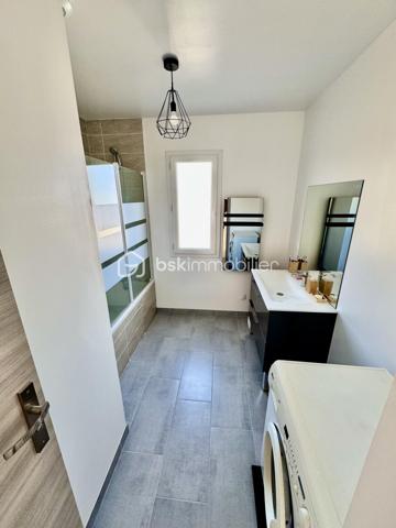 Rare sur le secteur, cette maison familiale réceptionnée en août 2024 offre environ 138 m² habitables, pour une surface de plancher de 142 m². Elle constitue une véritable alternative au neuf, sans délai de construction ni aléas de chantier.

Conforme à la norme RE2020, elle bénéficie de prestations actuelles et de garanties constructeur encore en cours.

Dès l’entrée, vous découvrirez une vaste pièce de vie traversante de plus de 52 m², ouverte sur une cuisine aménagée et équipée. Cet espace convivial, baigné de lumière grâce à ses grandes ouvertures, a été conçu pour répondre aux besoins du quotidien tout en offrant un cadre de vie agréable et fonctionnel.

Un cellier attenant complète cet ensemble.

Le rez-de-chaussée accueille une chambre avec salle d’eau privative, offrant une véritable possibilité de vie de plain-pied ou un espace indépendant selon vos besoins. Un WC indépendant est également présent à ce niveau.

À l’étage, le palier dessert quatre chambres supplémentaires, dont une suite parentale avec salle d’eau privative. Une salle de bains avec baignoire ainsi qu’un WC indépendant viennent compléter cet espace nuit.

À l’extérieur, la maison bénéficie d’un terrain clos d’environ 300 m² avec terrasse exposée plein sud, offrant un espace agréable pour profiter pleinement des beaux jours.

La maison bénéficie d’un DPE A et d’une consommation réelle de chauffage et d’eau chaude d’environ 770 € pour l’année 2025.

Les atouts du bien :

✔ Construction Bio’Bric réceptionnée en août 2024
✔ Norme RE2020
✔ Pompe à chaleur air/eau
✔ Grandes baies vitrées aluminium
✔ Huisseries double vitrage aluminium / PVC
✔ Volets roulants électriques
✔ Vide sanitaire d’environ 1,60 m de hauteur
✔ Garanties décennale, biennale et parfait achèvement en cours
✔ Plusieurs stationnements sur la parcelle
✔ Aucun travaux à prévoir

Une maison alliant confort, modernité et praticité au quotidien, idéalement située avec les écoles maternelle et élémentaire à moins de 100 mètres, le collège à environ 300 mètres, la gare à 375 mètres et les commerces de proximité accessibles en quelques minutes à pied.

Un cadre de vie recherché, où l’essentiel du quotidien peut se faire sans voiture.

À visiter sans tarder !

📞 Vous souhaitez plus de renseignements et/ou convenir d'une visite ? Contactez-moi, je suis disponible 7jours/7
** OUVERT A L'INTER-CABINET