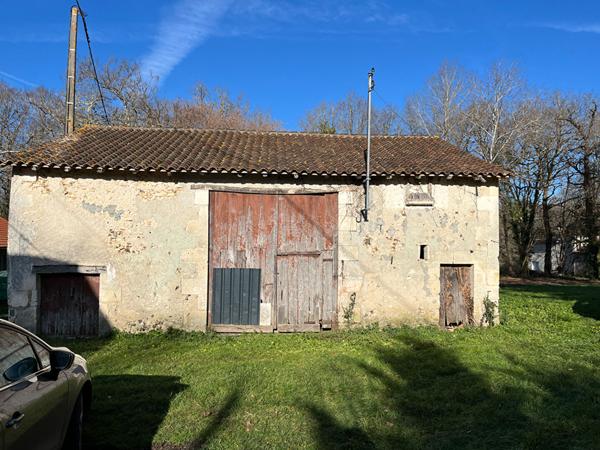 A vendre terrain plat et constructible avec belle grange en pierre TOCANE SAINT APRE