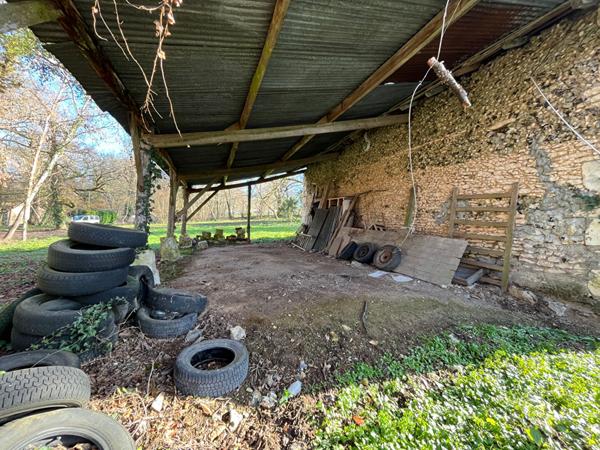 A vendre terrain plat et constructible avec belle grange en pierre TOCANE SAINT APRE