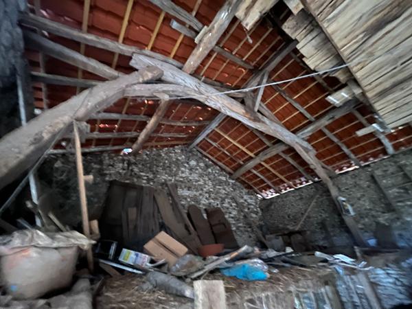 A vendre terrain plat et constructible avec belle grange en pierre TOCANE SAINT APRE