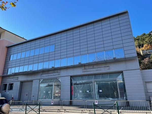 Bâtiment à vendre de 1500 m² env de surface bâtie  en centre ville de SISTERON