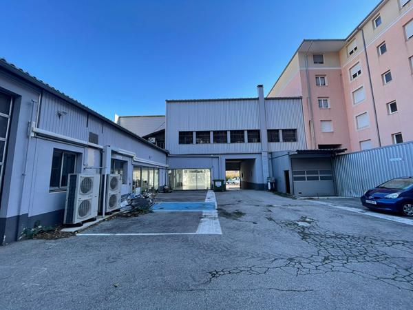 Bâtiment à vendre de 1500 m² env de surface bâtie  en centre ville de SISTERON