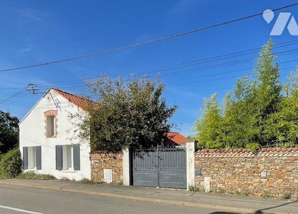 Maison rénovée, d’environ 130 m², trois chambres et bureau.