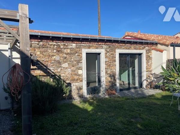 Maison rénovée, d’environ 130 m², trois chambres et bureau.