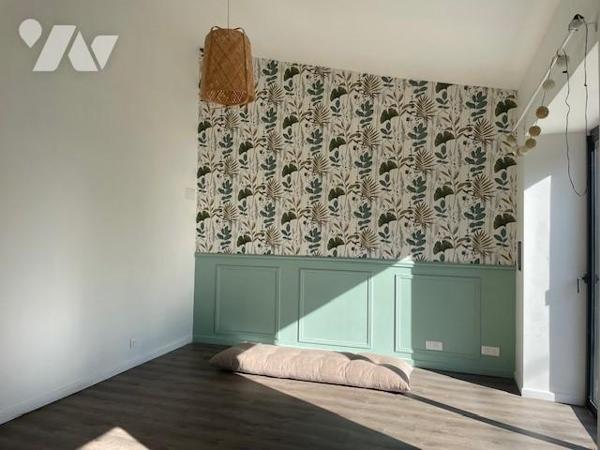 Maison rénovée, d’environ 130 m², trois chambres et bureau.