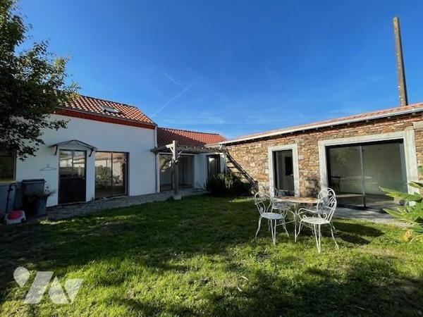 Maison rénovée, d’environ 130 m², trois chambres et bureau.