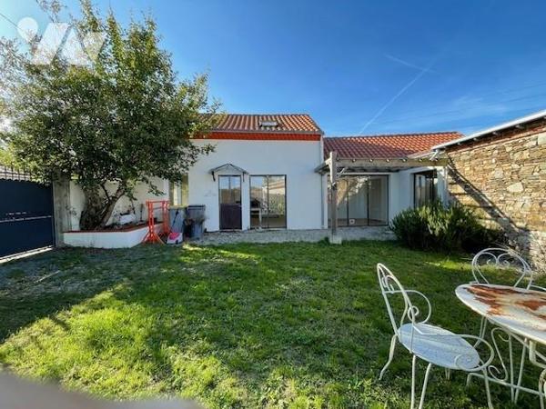 Maison rénovée, d’environ 130 m², trois chambres et bureau.