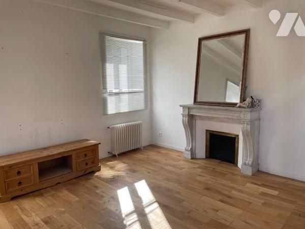 Maison rénovée, d’environ 130 m², trois chambres et bureau.