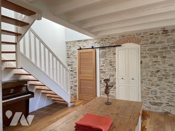 Maison rénovée, d’environ 130 m², trois chambres et bureau.