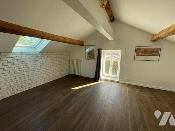 Maison rénovée, d’environ 130 m², trois chambres et bureau.