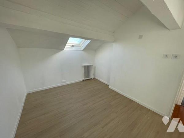 Maison rénovée, d’environ 130 m², trois chambres et bureau.