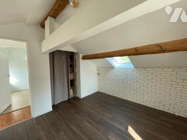 Maison rénovée, d’environ 130 m², trois chambres et bureau.